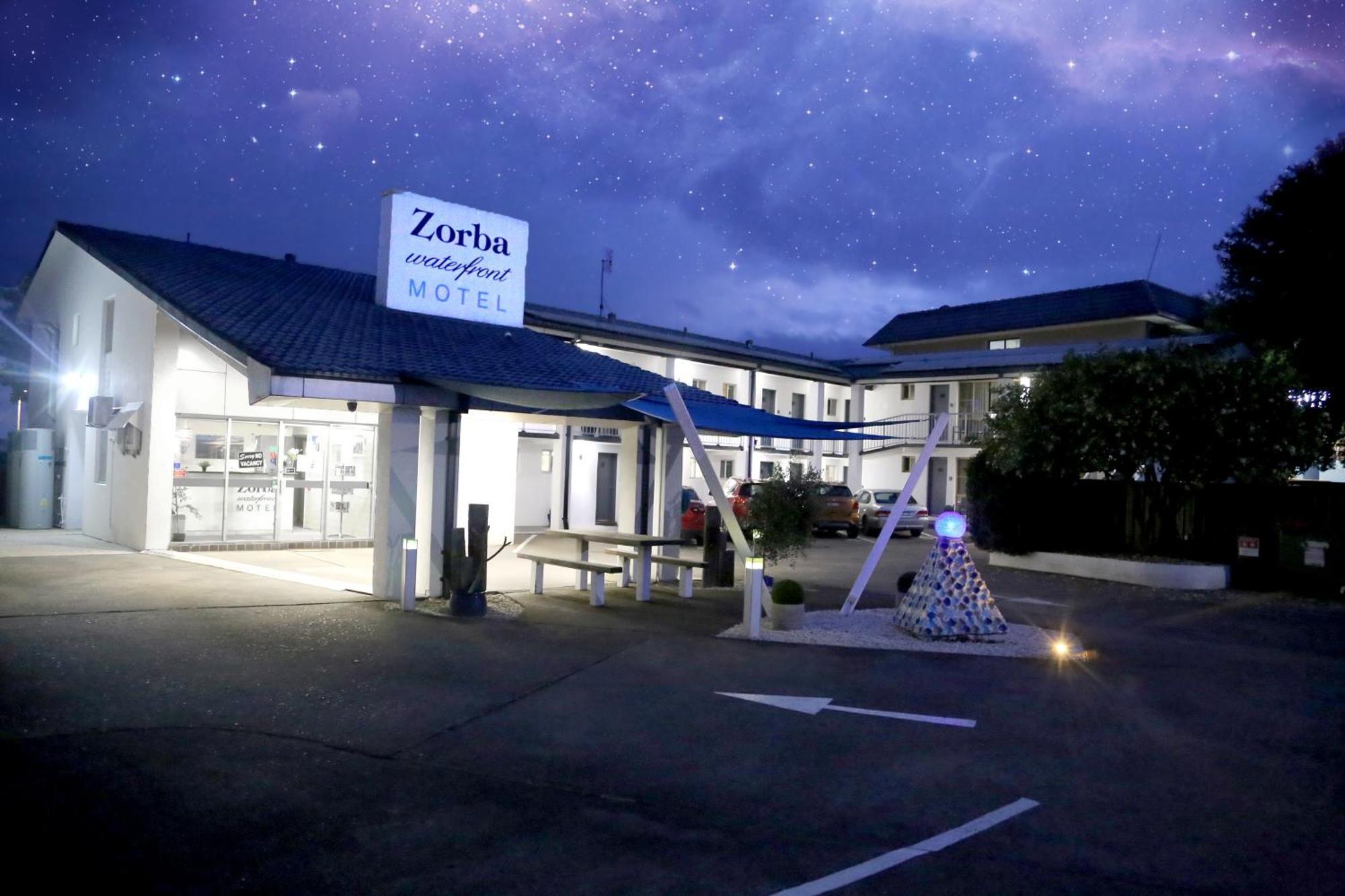 Zorba Waterfront Motel 3*