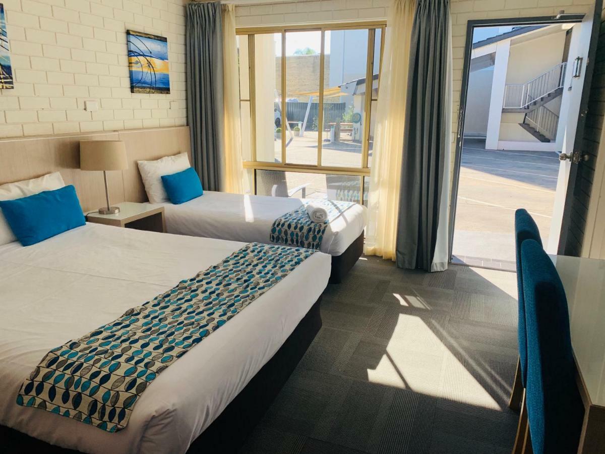 Zorba Waterfront Motel 3*
